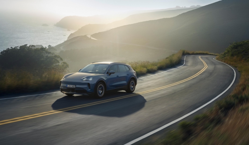 
								Porsche Cayenne Electric full									
