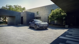 
										Porsche Cayenne Electric full									