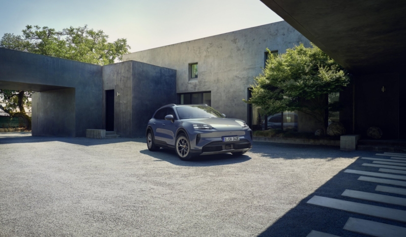 
								Porsche Cayenne Electric full									