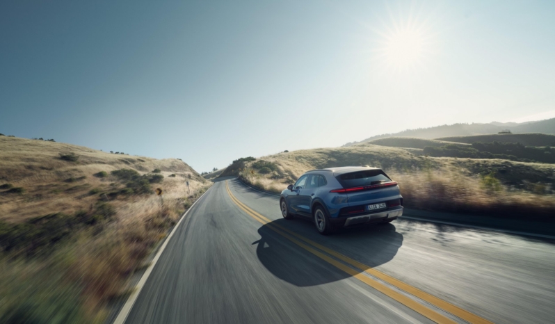 
								Porsche Cayenne Electric full									