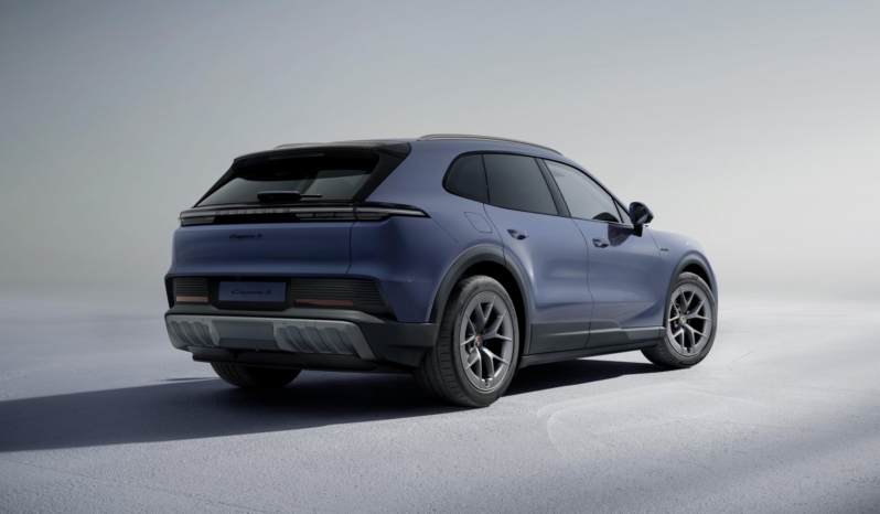 
								Porsche Cayenne Electric full									