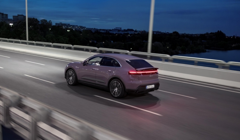 
								Porsche Macan Electric full									
