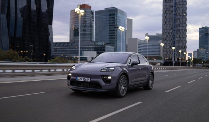 
								Porsche Macan Electric full									