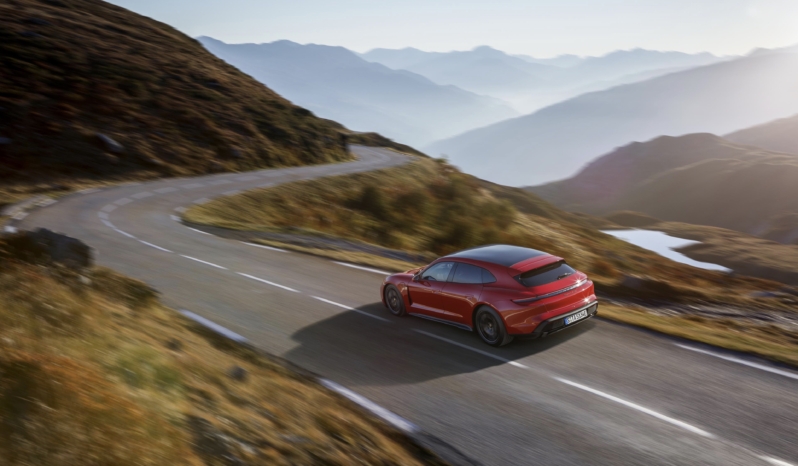 
								Porsche Taycan GTS Sport Turismo full									