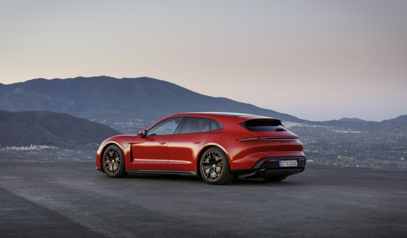 
								Porsche Taycan GTS Sport Turismo full									