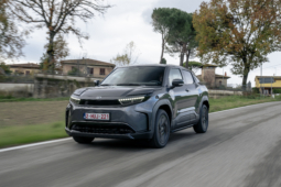 
										Toyota Urban Cruiser 61 kWh AWD full									