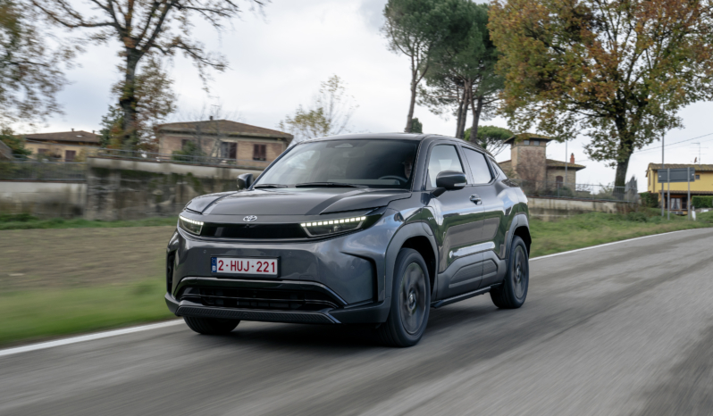 
								Toyota Urban Cruiser 61 kWh AWD full									