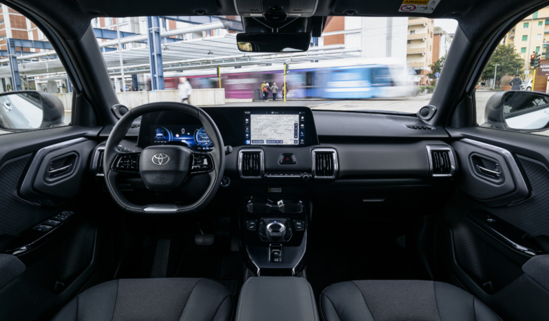 
								Toyota Urban Cruiser 61 kWh AWD full									