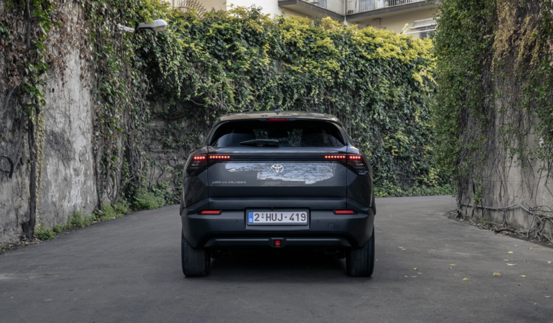 
								Toyota Urban Cruiser 61 kWh AWD full									